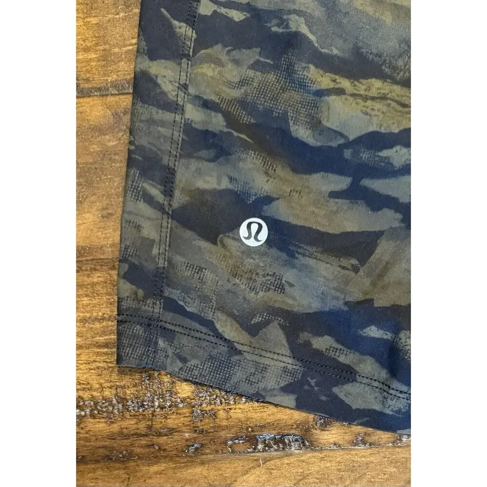 Lululemon Men's Medium Lululemon T.H.E. Short Linerless 11